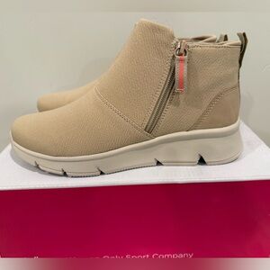 Ryka Women’s Companion Ankle Booties in Latte Brown. Size 6.5. Water repellent.